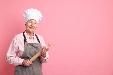 Pembe arka planda merdanesi olan profesyonel bir şekerci. Metin için boşluk