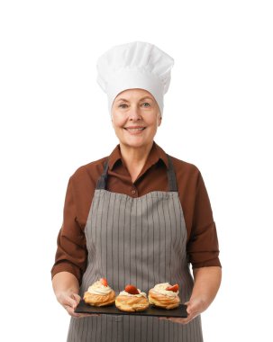 Beyaz arkaplanda choux olan profesyonel bir şekerci.