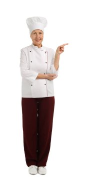 Profesyonel pasta şefi beyaz arka planda bir şeye işaret ediyor.