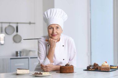 Mutfakta tatlıları olan kıdemli pasta şefi.