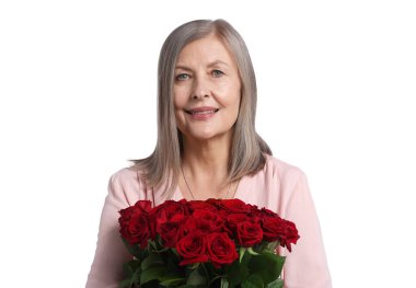 Gülen kadın beyaz arka planda bir buket gülle