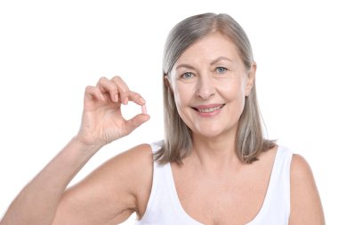 Beyaz arka planda kolajen hapı olan gülümseyen kadın.