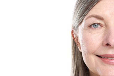 Beyaz arka planda sağlıklı cildi olan gülümseyen kadın, yakın plan.