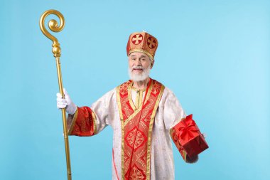 Açık mavi arka planda hediyeli Aziz Nicholas