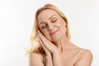 Beyaz arka planda güzel orta yaşlı kadın