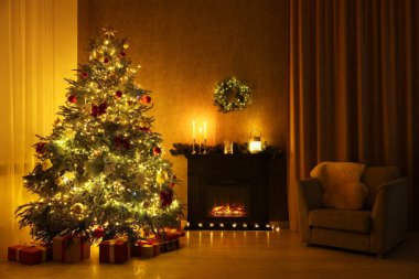 Noel ağacı, şömine ve koltuklu rahat bir oda. Tatil için iç tasarım
