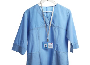 Sağlık çalışanı üniforması ve beyaz arka planda asılı rozeti var.