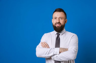 Mavi arka planda resmi kıyafetli yakışıklı sakallı adam. Metin için boşluk