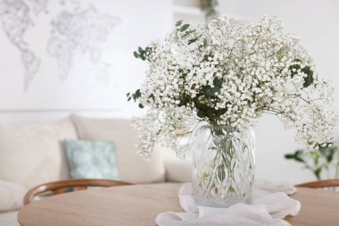 Güzel çigila çiçekleri ve okaliptüs dallarıyla dolu bir vazo. Metin için boşluk