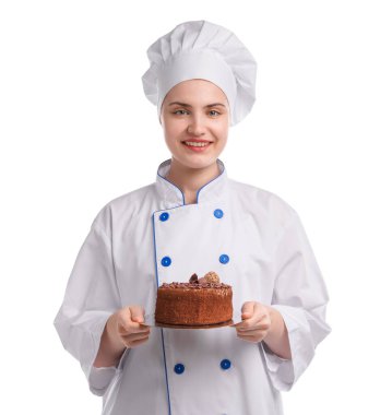 Üniformalı mutlu pastacı beyaz arka planda lezzetli çikolatalı pasta tutuyor.