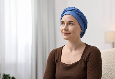 İçerideki koltukta türbanlı genç bir kadın. Metin için boşluk