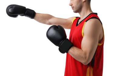Boks eldivenli adam beyaz arka planda dövüşüyor, yakın plan.