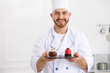 Mutfakta lezzetli tatlılar ve metin için yer olan şekerlemeci.