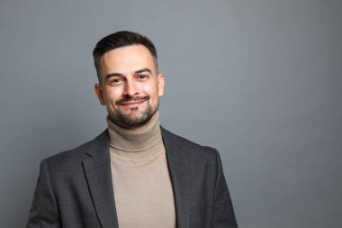 Gri arka planda yakışıklı orta yaşlı adamın portresi, metin için boşluk