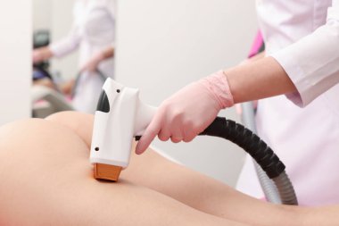 Güzellik salonunda lazer tedavisi gören kadın, yakın plan.