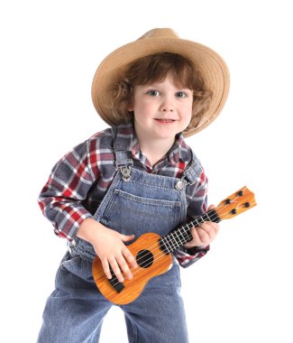 Beyaz arka planda oyuncak gitar çalan sevimli bir çocuk.