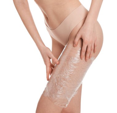 Bacağına spa yapan kadın beyaz arka planda, yakın plan.