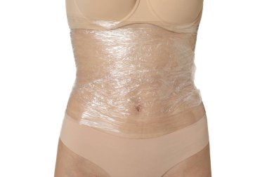 Kadın göbeğine sarılıp beyaz arka plana sarılıyor, yakın plan.