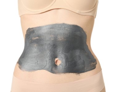 Kadın göbeğine sarılıp beyaz arka plana sarılıyor, yakın plan.