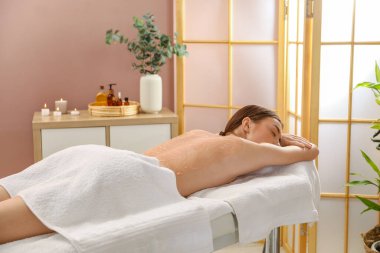 Vücut bakımı gören kadın spa salonunda tedavi görüyor