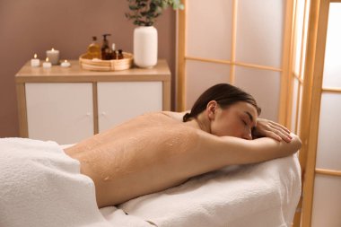 Vücut bakımı gören kadın spa salonunda tedavi görüyor