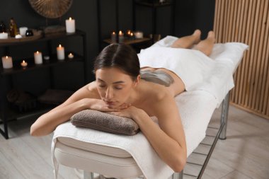 Vücut bakımı gören kadın spa salonunda tedavi görüyor