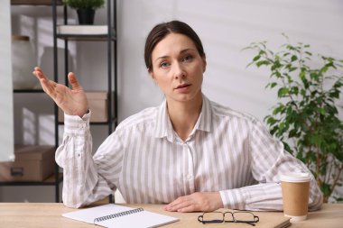 Çevrimiçi hoparlör kapalı masada webinar, web kamerasından görüntü