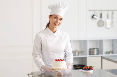 Mutfaktaki masada nefis pastalı pastacı.