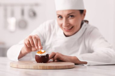 Şekerci lezzetli hindistan cevizi şekilli tatlı yapıyor, seçici odaklı.