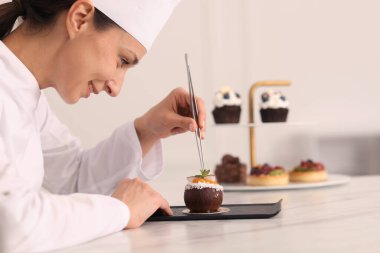 Şekerci lezzetli hindistan cevizi şekilli tatlı yapıyor.