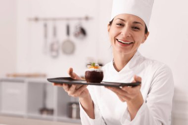 Mutfakta hindistancevizi şekilli tatlı yapan mutlu pastacı.