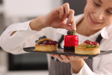 Mutfakta nane şekerli turta süsleme, seçici odak