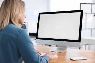 Ofisteki bilgisayarda çalışan bir kadın. Tasarım için model