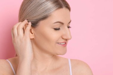 Pembe arka planda güzel bir kadının portresi.