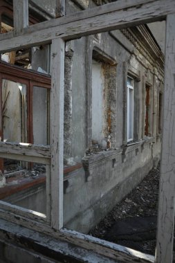 Güçlü bir depremden sonra camları kırık harabe bir ev.