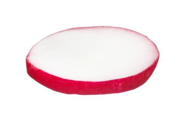 Beyaz üzerine izole edilmiş taze olgun turp dilimi.