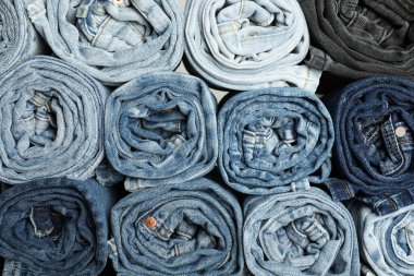 Arka plan olarak farklı modaya uygun kot pantolon, üst görünüm