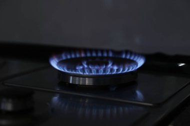 Ocakta mavi alev olan gaz ocağı, yakın çekim