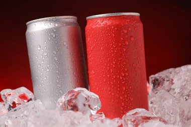 Koyu kırmızı arka planda buzlu içeceklerin tazelenmesi, yakın plan