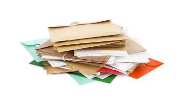 Beyaz zemin üzerinde farklı kağıt zarflar yığını. Postane