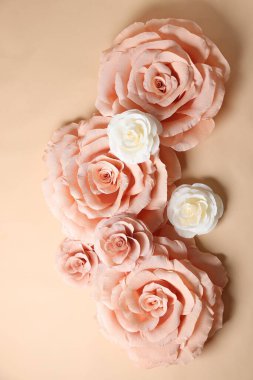 Bej arka planda güzel kağıt çiçekler, düz uzanmış