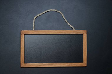 Siyah desenli arka plan, üst görünüm üzerine boş küçük karatahta