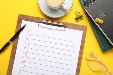 Sarı arkaplan üzerinde kontrol listesi olan düz konum