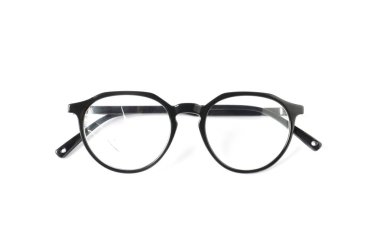 Kırık bir mercekli gözlük beyaza izole edilmiş, yukarıda.