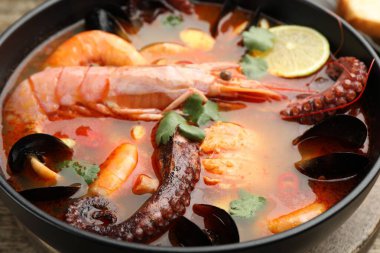 Lezzetli deniz ürünleri çorbası masada, yakın plan.