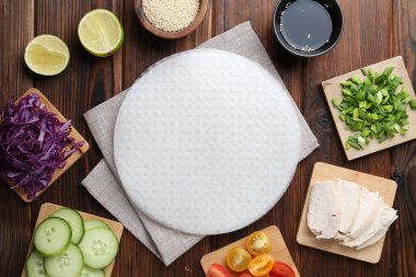 Yenebilir pirinç kağıtları ve malzemeler ahşap masada, düz yerde.