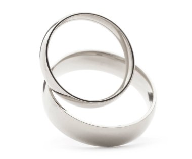 Parlak gümüş alyanslar beyazda izole edilmiş