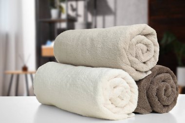 Banyodaki masanın üstüne temiz havlular serdim. Ev tekstili