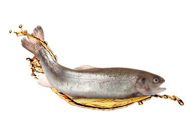 Yağlı taze balıklar beyaz arkaplanda sıçrıyor