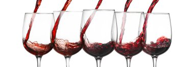 Kırmızı şarabı beyaz arka planda bardaklara doldurmak, kolaj